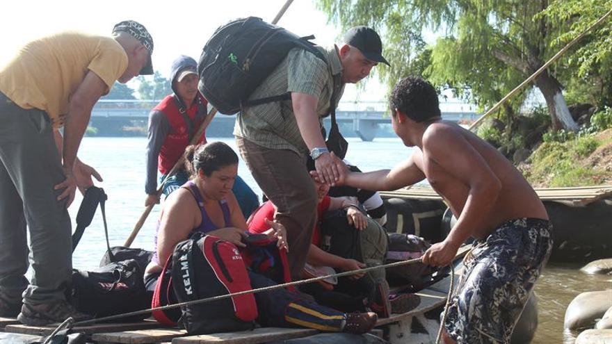 Decenas de migrantes cubanos cruzan este viernes el río Suchiate, en la frontera de México con Guatemala. (EFE/Benjamín Alfaro)