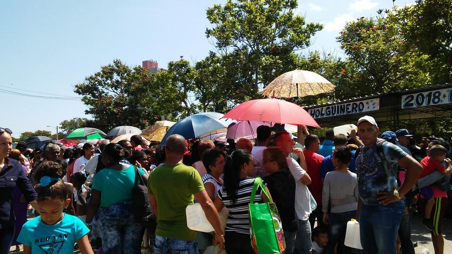 Decenas de personas hacen fila en Holguín para comprar golosinas subsidiadas por el Estado. (14ymedio) 