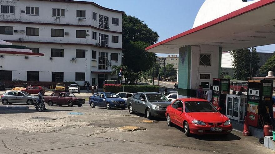 Decenas de vehículos aguardaban este jueves a las afueras de un servicentro en la calle 26, La Habana, para comprar gasolina regular. (14ymedio)