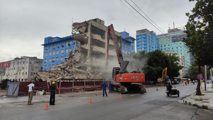 Demolición de los restos del edificio que alojó el restaurante Moscú, este martes. (14ymedio)