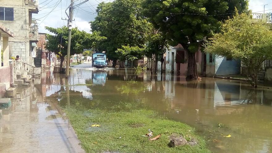Desbordamiento de aguas albañales en la avenida Mariana Grajales, en Santiago de Cuba. (Facebook)