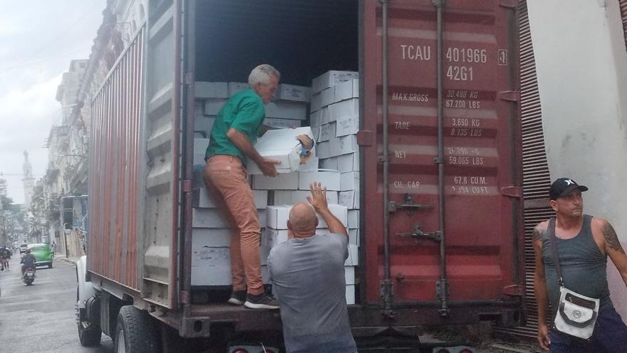 Descarga de un camión de pollo congelado procedente de Estados Unidos, en Centro Habana, este martes. (14ymedio)