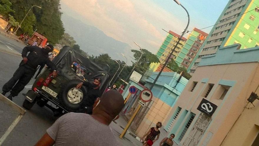 Despliegue de 'boinas negras' en avenidas Garzón y Central, en Santiago de Cuba en previsión del 15N. (14ymedio)