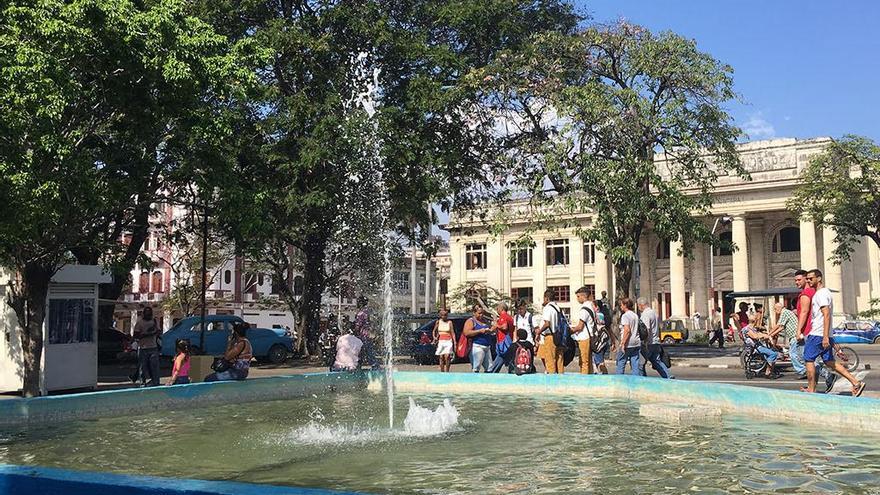 Después de décadas sin funcionar ha sido reparada la fuente de las calle Xifré y la avenida Carlos III, en pleno corazón de Centro Habana. (14ymedio)