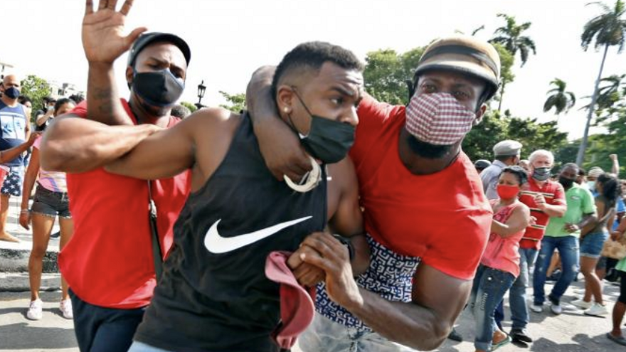 Detención de un hombre en La Habana durante las manifestaciones del 11 de julio de 2021. (EFE/Ernesto Mastrascusa)