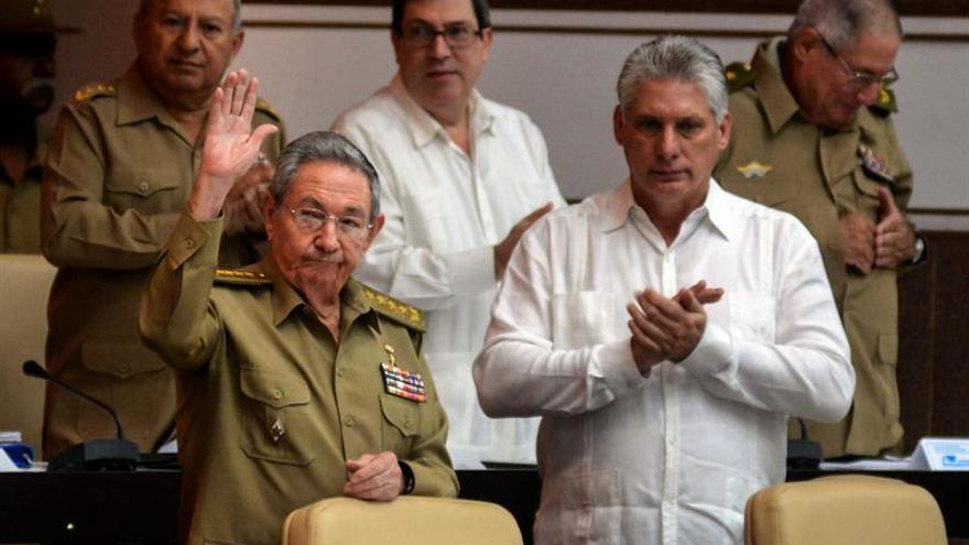  El presidente de Cuba, Raúl Castro, y el primer vicepresidente, Miguel Díaz-Canel, en la sesión de la Asamblea Nacional del Poder Popular. (EFE/Abel Padrón Padilla)