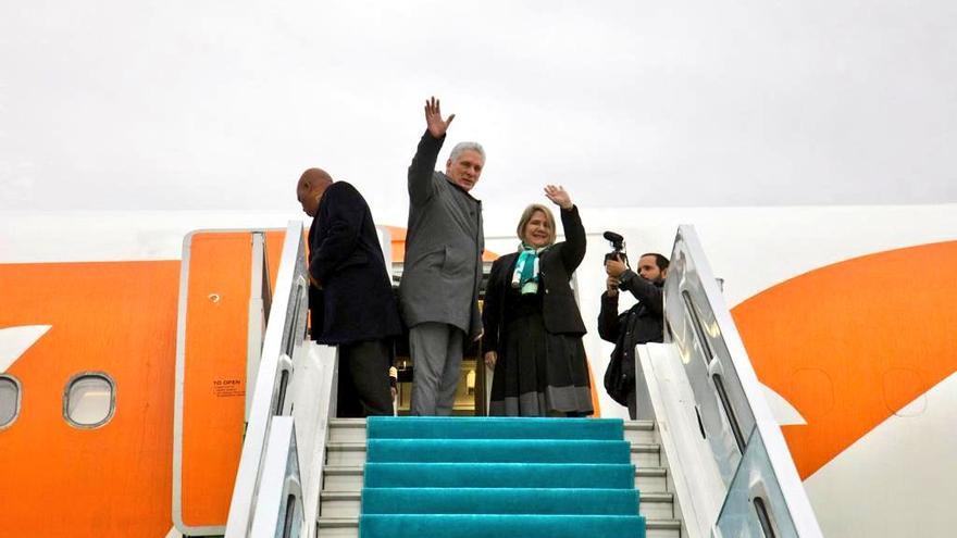 Díaz-Canel con Liz Cuesta abordando el avión desde Ankara con destino a Pekín. (Presidencia Cuba)