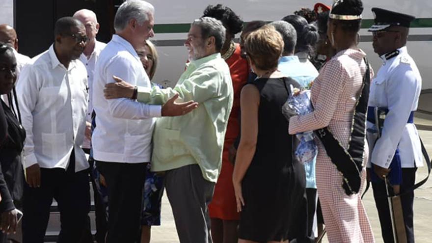 Miguel Díaz-Canel es recibido por Ralph Gonsalves, primer ministro de San Vicente y las Granadinas. (@PresidenciaCuba)