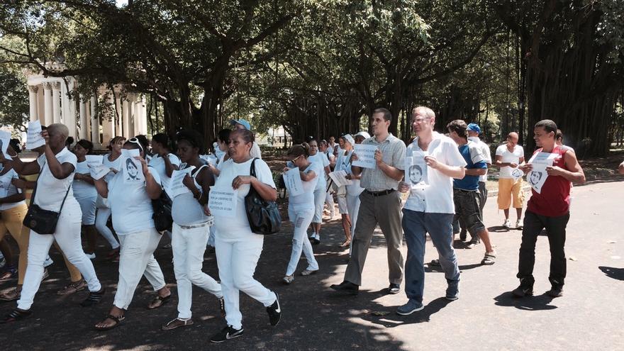 Diputado chileno Felipe Kast marcha con las Damas de Blanco en La Habana. 