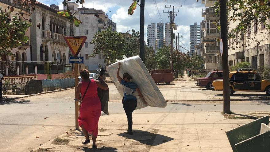 Distribución de colchones y productos del hogar en La Habana a los damnificados del huracán Irma. (14ymedio)