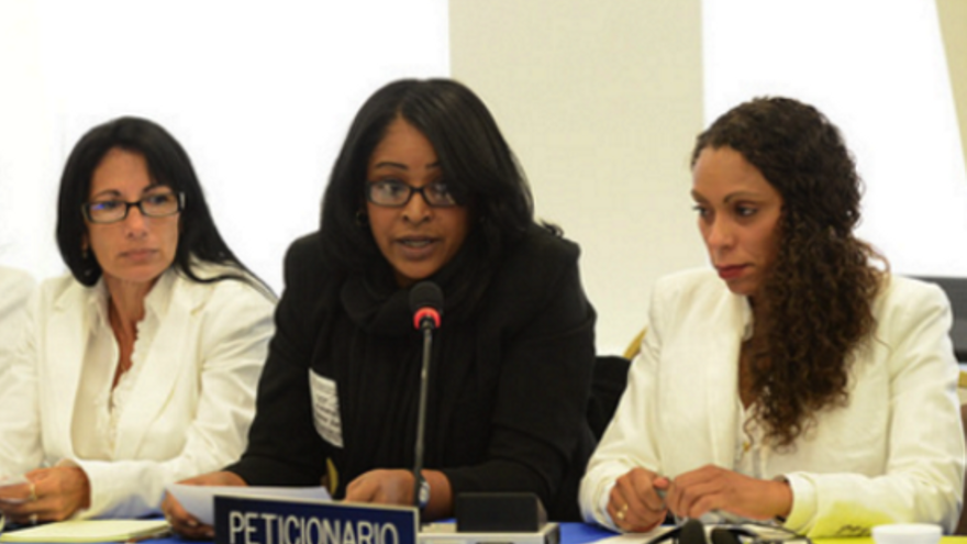 Laritza Diversent (al centro) ante la Comisión Interamericana de Derechos Humanos (Flickr)
