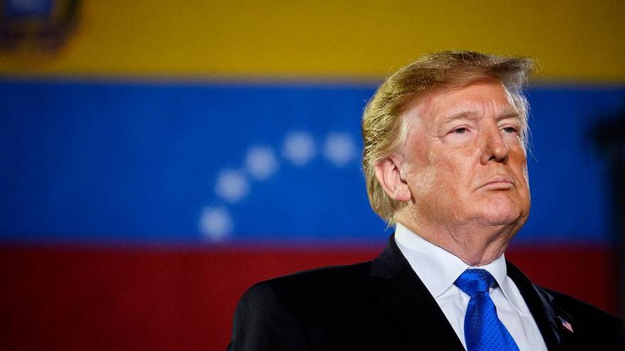 El presidente Donald Trump da un discurso ante la comunidad de venezolanos-americanos con la bandera de Venezuela en el fondo. (elNuevoHerald)