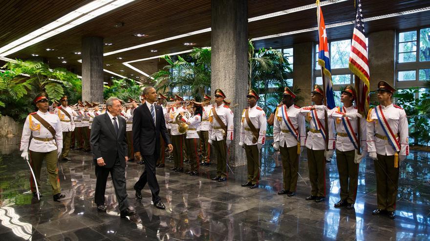 El presidente de EE UU, Barack Obama, y su homólogo cubano, Raúl Castro, este lunes en el Palacio de la Revolución de La Habana. (Casa Blanca)