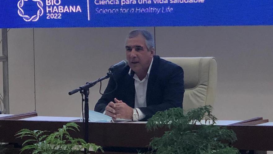 Eduardo Martínez, presidente del grupo estatal BioCubaFarma, habla durante su conferencia de prensa de este martes en La Habana. (EFE/Laura Becquer)