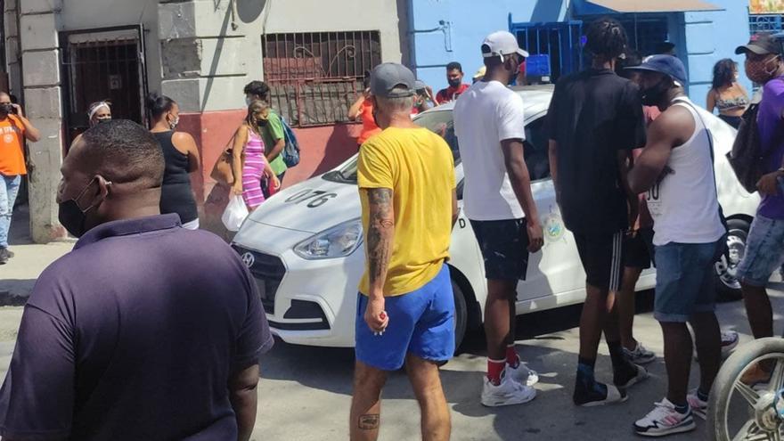 Efectivos de la Policía y de las Fuerzas Armadas llegaron hasta la calle Águila en el municipio de Centro Habana. (14ymedio)