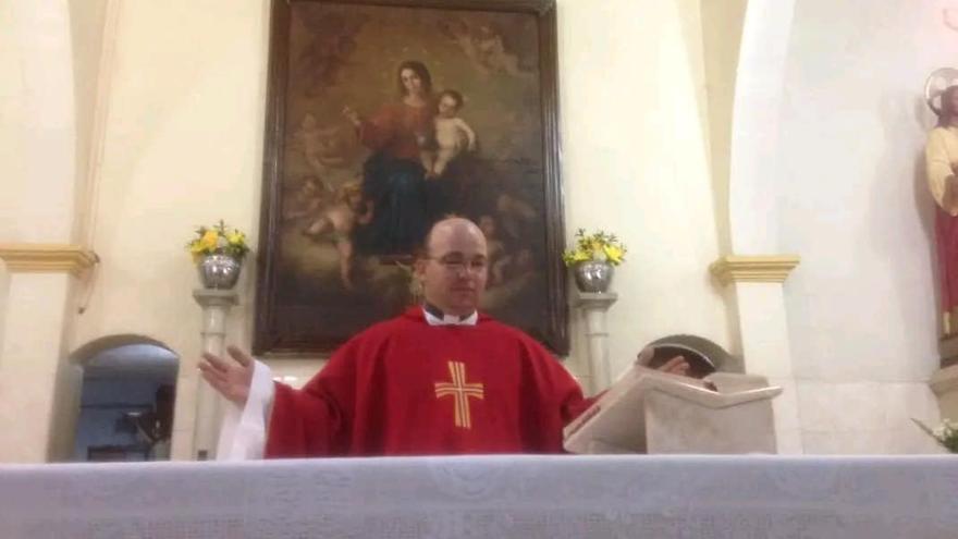 El sacerdote Eliosbel Pereira, rector de la iglesia de San Francisco en Santiago de Cuba. (Facebook/Adrián Martínez Cádiz)