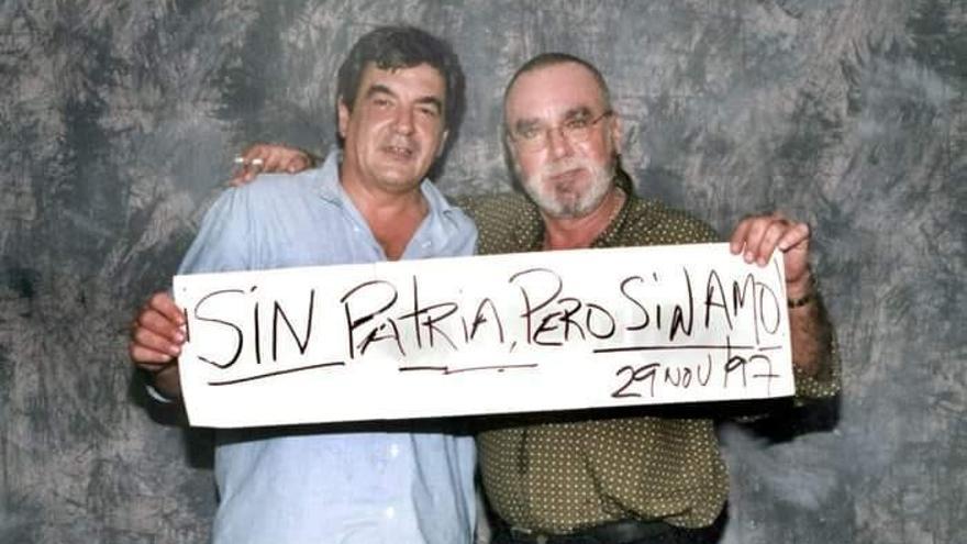 Eliseo Alberto 'Lichi' Diego junto a Iván Cañas en una imagen de 1997. (Facebook)