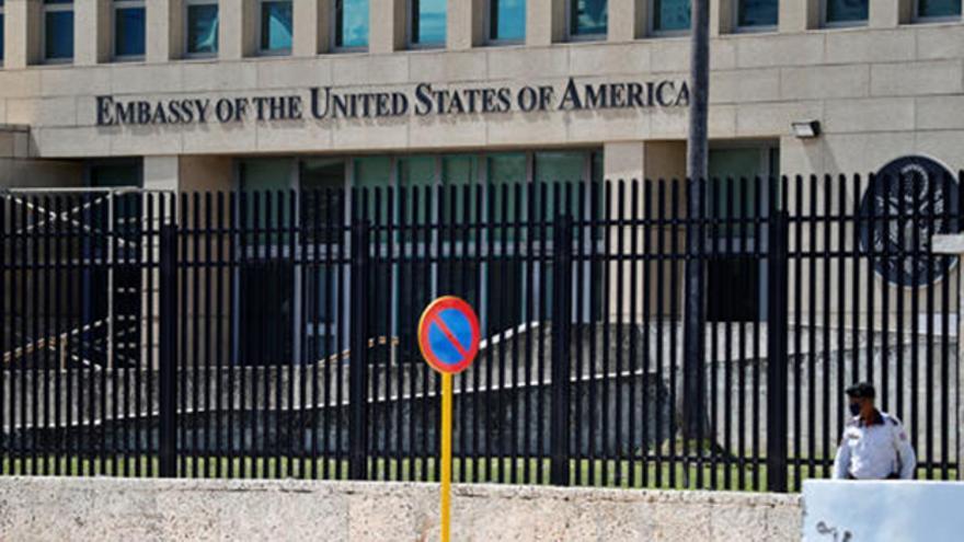 Foto de archivo del exterior de la Embajada de Estados Unidos en La Habana. (EFE/Ernesto Mastrascusa)