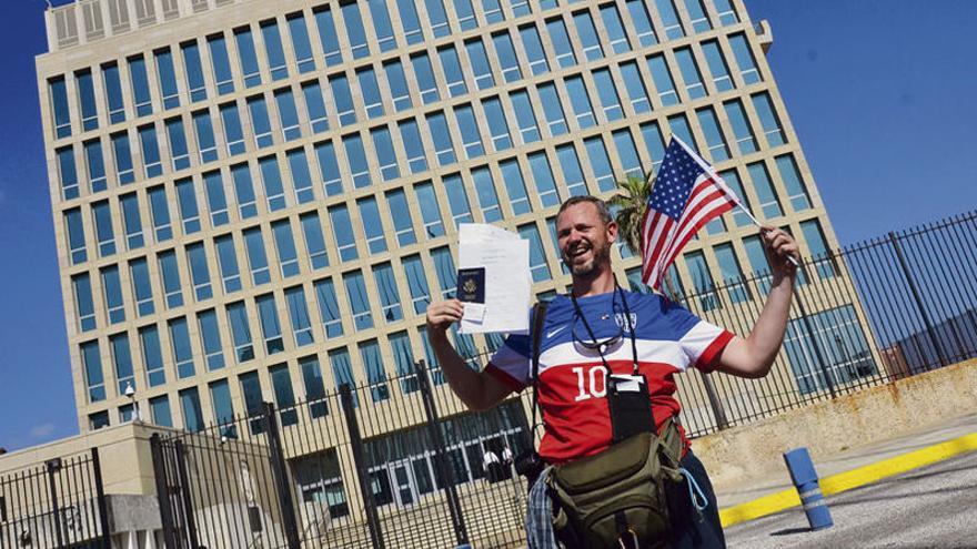 Un hombre posa con sus documentos migratorios frente a la Embajada de los Estados Unidos en La Habana, Cuba. (EFE)