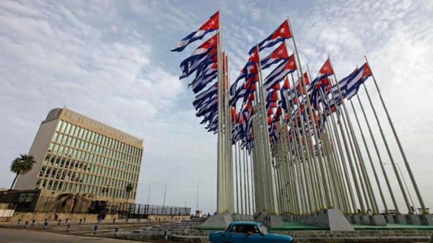 Los principales servicios consulares de la Embajada de Estados Unidos en La Habana permanecen paralizados. (Twitter) 