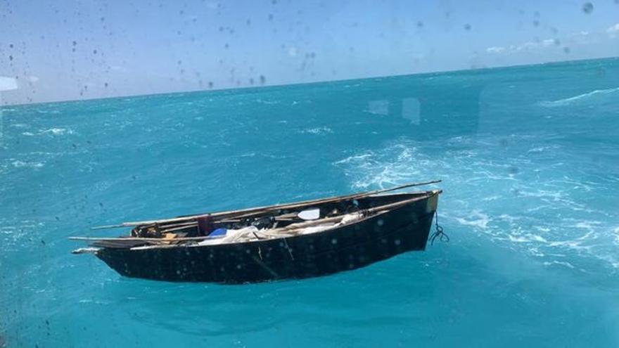 Embarcación en la que viajaban cuatro cubanos indocumentados, interceptados por la Guardia Costera el 12 de marzo, aproximadamente a 5 millas al este de Isla Morada, Florida. (Guardia Costera)