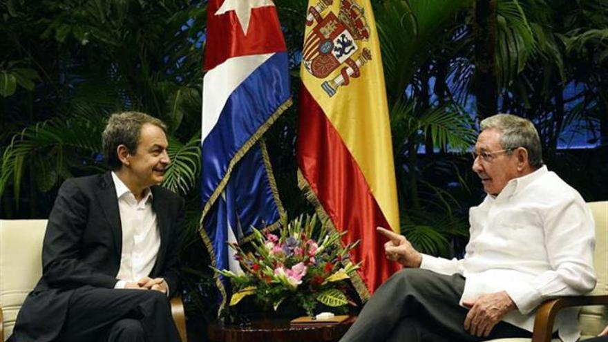 Encuentro entre Rodríguez Zapatero y el presidente Raúl Castro. (EFE/Estudios Revolución)