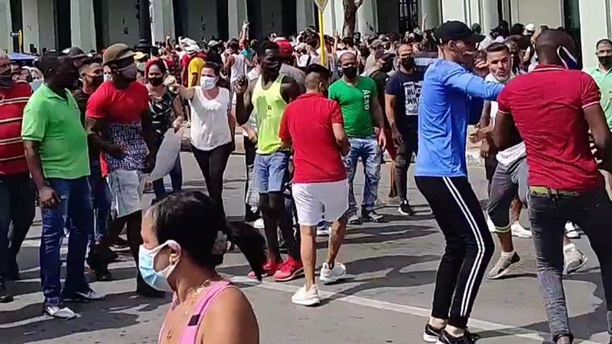 Enfrentamiento entre agentes de la Seguridad del Estado y manifestantes durante las protestas del 11 de julio de 2021. (14ymedio)