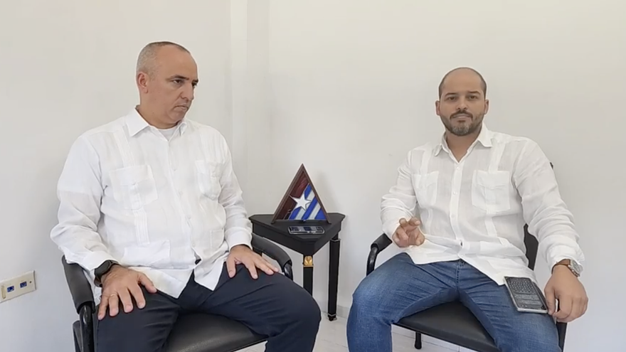 Ernesto Soberón, a la izquierda, junto a otro funcionario de Relaciones Exteriores, durante su transmisión directa este miércoles. (Facebook/Captura)