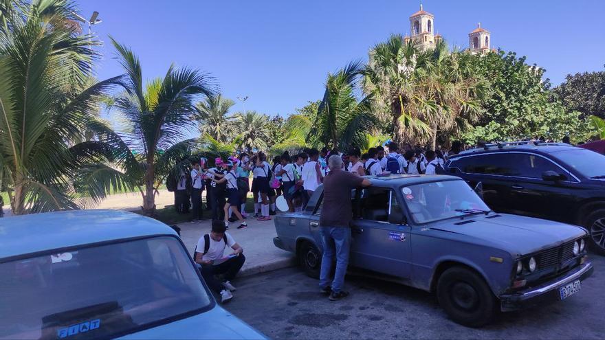 Escolares concentrados en La Piragua, en La Habana, para el concierto oficialista a favor del sí en el referéndum del Código de las Familias. (14ymedio)