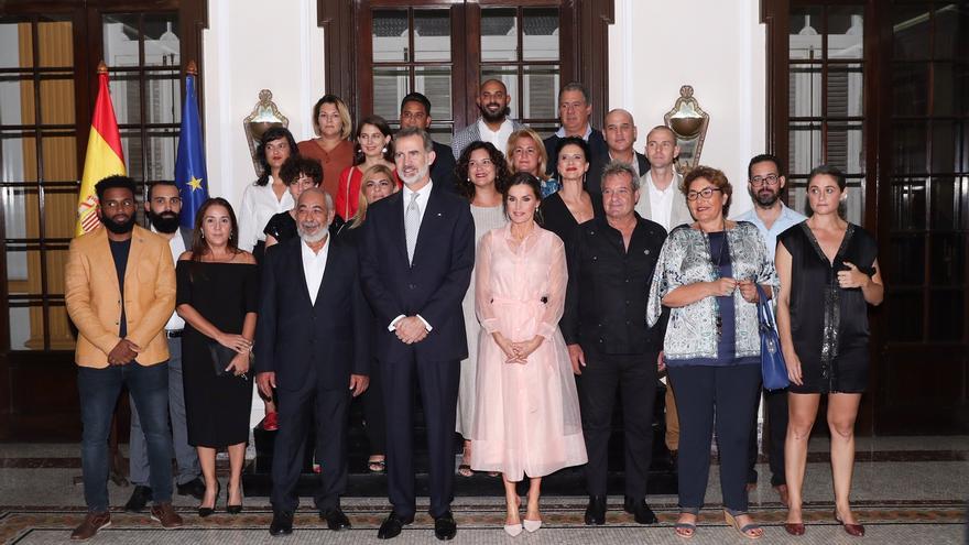 Los reyes de España se reunieron con cuentapropistas, periodistas e intelectuales este miércoles en la embajada de La Habana. (Casa Real)