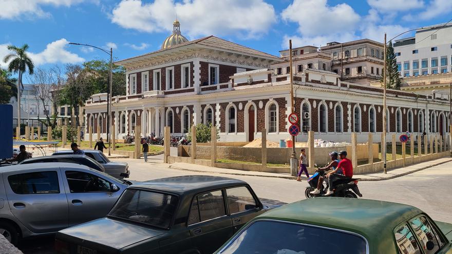 Estación de policía en la calle Dragones, en La Habana Vieja. (14ymedio)