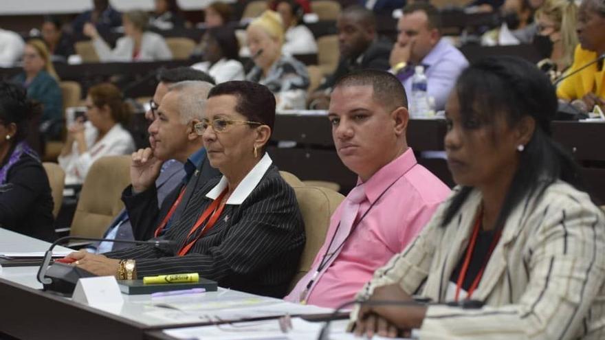  Ante la llamada de Esteban Lazo a votar por el documento, algunos de los participantes mantuvieron sus manos debajo de la mesa y otros ignoraron al presidente, atendiendo a sus celulares. (Twitter/Asamblea Nacional Cuba)