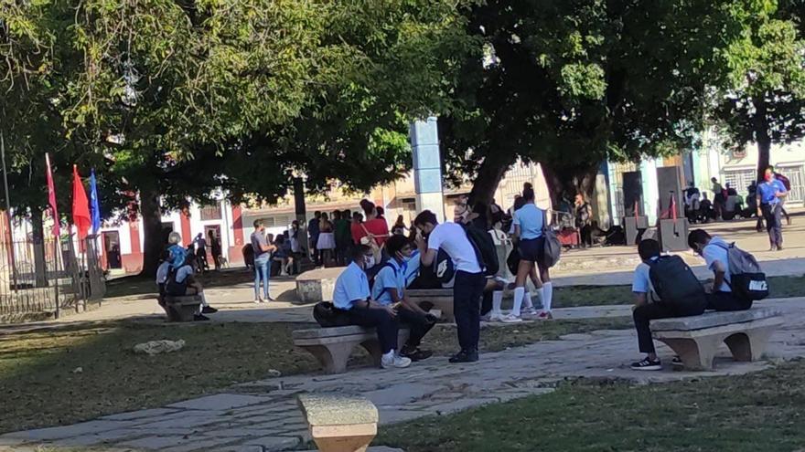 Estudiantes en el parque Trillo este 9 de diciembre en horas de la tarde. (14ymedio)