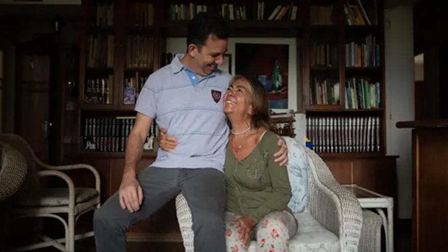 Eugenio Martínez, receptor de órganos, abraza a su madre, Beatriz del Gallego, quien fue donante de su hijo, el 11 de mayo de 2022, en Caracas, Venezuela. (EFE/ Rayner Peña R)