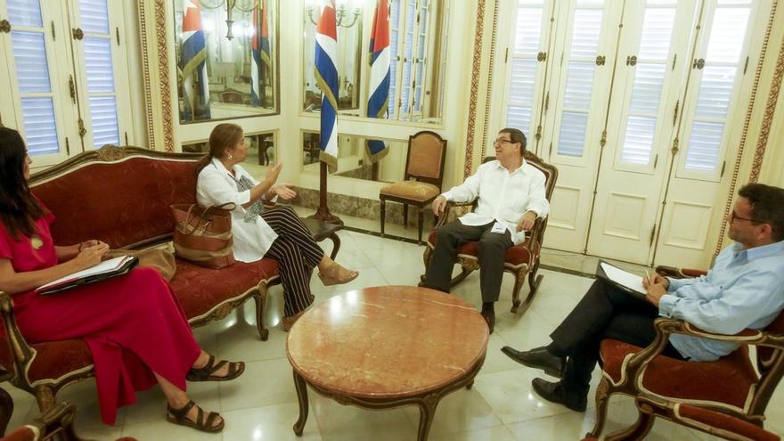 Al centro, la representante diplomática de la Unión Europea en Cuba, Isabel Brilhante, y el canciller cubano, Bruno Rodríguez. (Twitter/@BrunoRguezP)