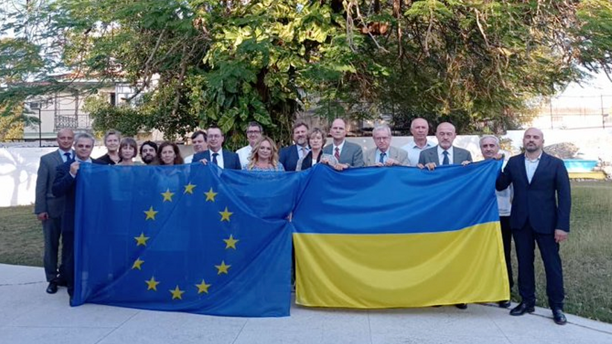 Los embajadores de Estados miembros de la Unión Europea se reunieron con Oleksandr Kalinchuk (primero por la derecha) para expresar su apoyo a Ucrania. (Twitter/@UEenCuba)