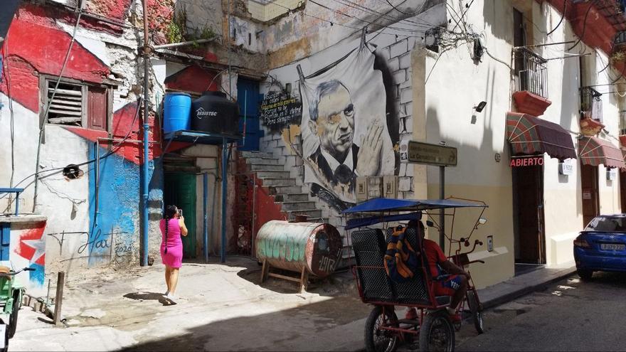 El mural de Eusebio Leal que decora la pared de un derrumbe en la calle Teniente Rey se ha deteriorado en muy poco tiempo. (14ymedio)
