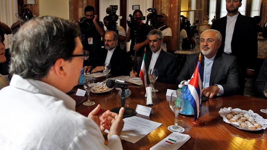 El ministro de Asuntos Exteriores de Irán, Mohammad Javad Zarif, a la derecha, en su reunión este lunes con el canciller de Cuba, Bruno Rodríguez, en La Habana. (EFE/Ernesto Mastrascusa)