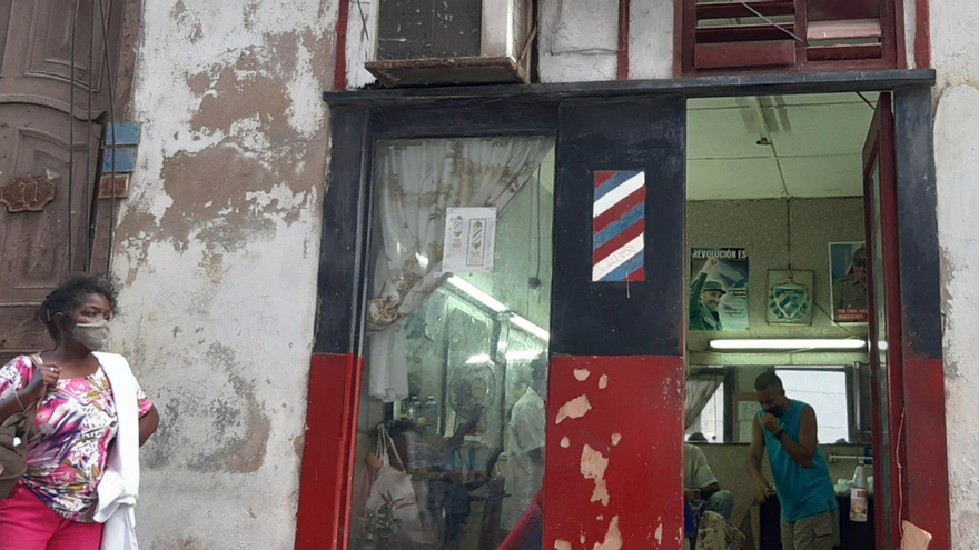 Fachada de una barbería privada en La Habana. (14ymedio)