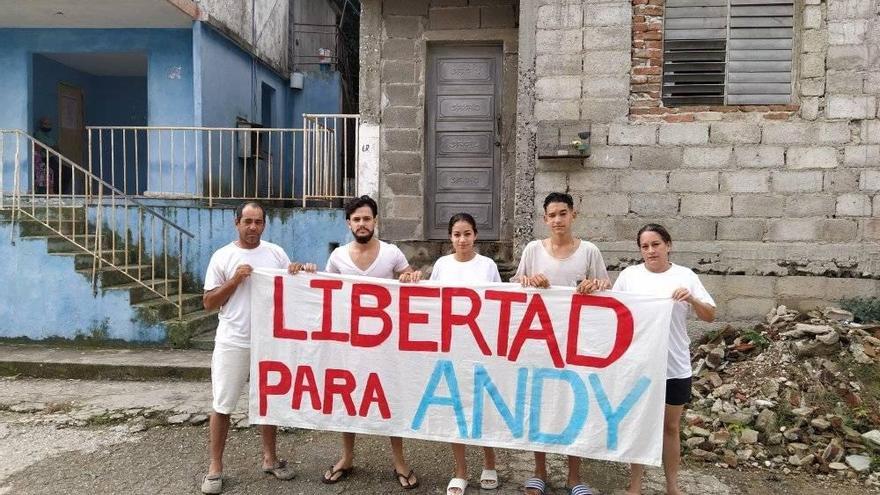 Familiares de Andy García Lorenzo, uno de los detenidos el 11J, se enfrentaron al acto de repudio organizado delante de su casa, en Santa Clara. (Facebook)