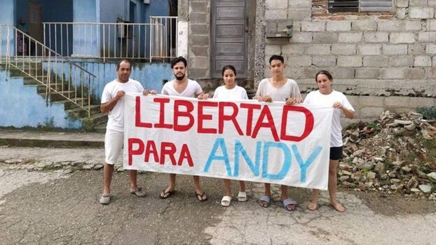 Familiares de Andy García Lorenzo, uno de los detenidos el 11J, delante de su casa, en Santa Clara. (Facebook)