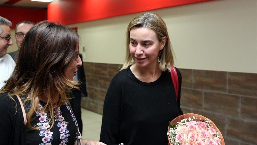 Federica Mogherini a su llegada al aeropuerto de La Habana. (EFE/Alejandro Ernesto)