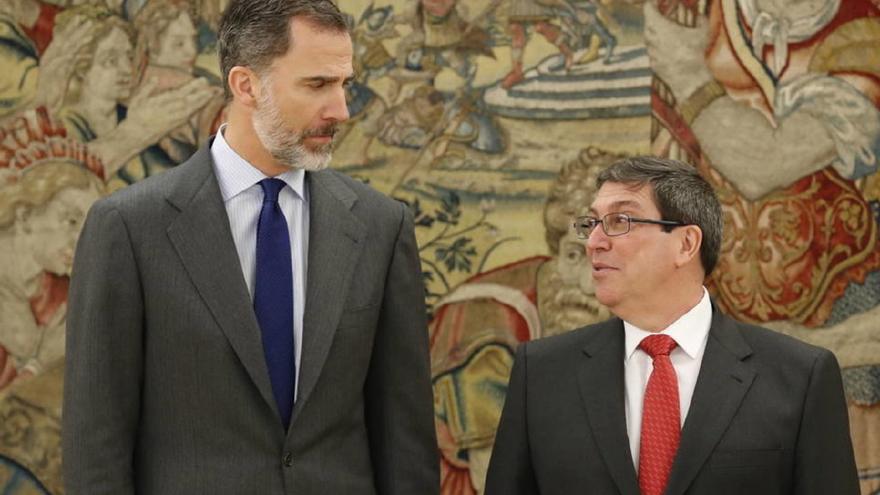 El rey Felipe VI durante un encuentro con Bruno Rodríguez en 2017, cuando bajo el Gobierno de Rajoy se acordó por primera vez la visita del jefe de Estado español a Cuba. (EFE)