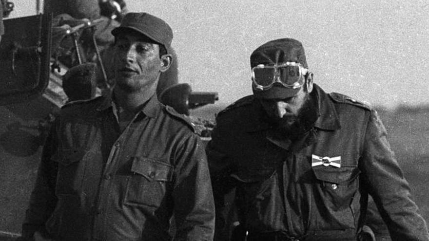 Fidel Castro en compañía del general Arnaldo Ochoa. (CC)