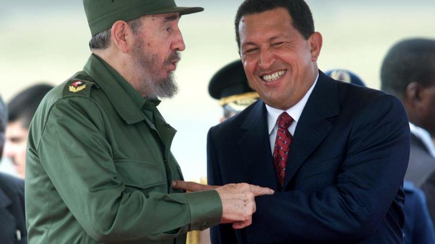 Fidel Castro y Hugo Chavez durante una visita de Estado a Caracas en el 2000. (Reuters)