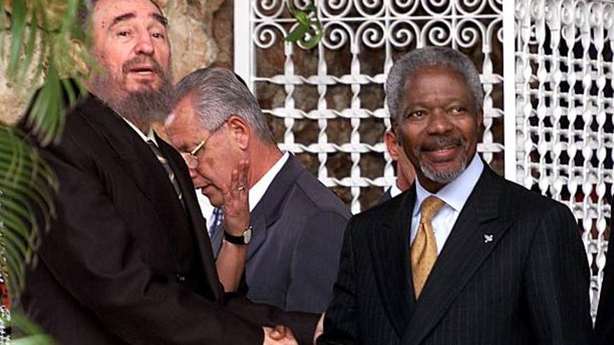 El exgobernante cubano, Fidel Castro, junto a Kofi Annan. (Twitter) 