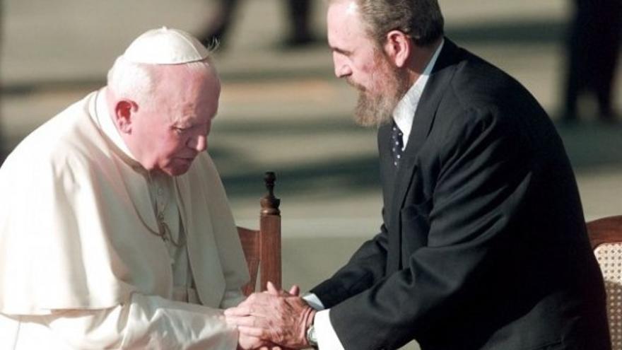 Fidel Castro durante la visita del papa Juan Pablo II a Cuba en 1998. (Cubadebate)