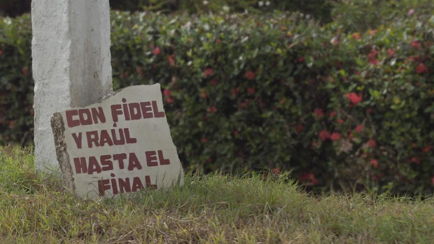 Pintada en apoyo a Fidel y Raúl Castro. (14ymedio)