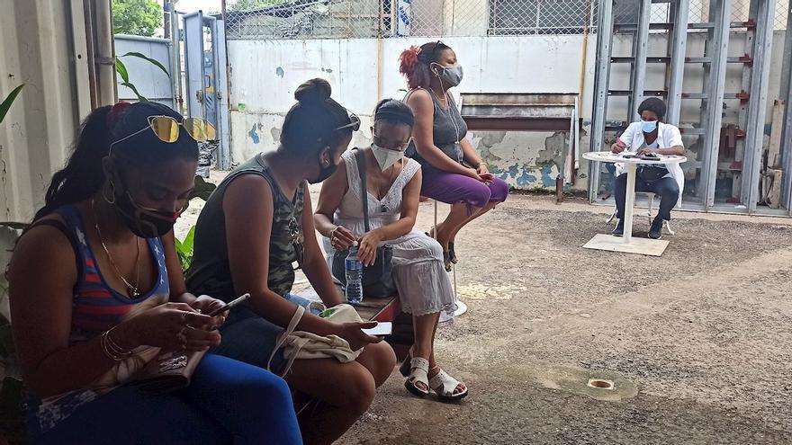 Fila de espera para recibir la vacuna cubana Abdala en La Habana. (EFE/Ernesto Mastrascusa)