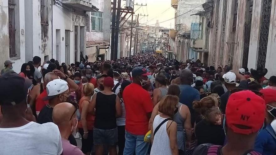 Fila en las inmediaciones del mercado de Cuatro Caminos, Centro Habana, este jueves. (Facebook/Eraisi León)